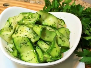 Raw zucchini at pulang sibuyas na salad