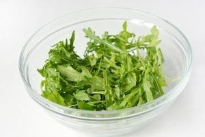 Ang salad na may arugula at mussels