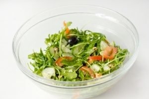 Ang salad na may arugula at mussels