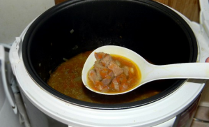 Pork goulash sa isang mabagal na kusinilya