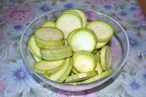 Courgettes dans une mijoteuse avec du fromage