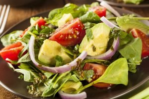 Salade d'avocat et tomates