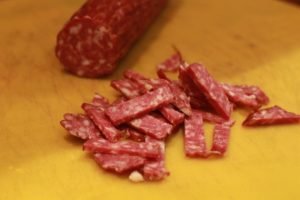 Salade de saucisses fumées et de concombre