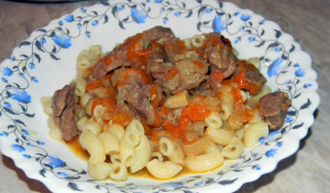 Pork goulash sa isang mabagal na kusinilya