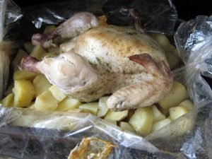 Poulet dans une manche avec des pommes de terre