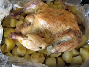 Poulet dans une manche avec des pommes de terre