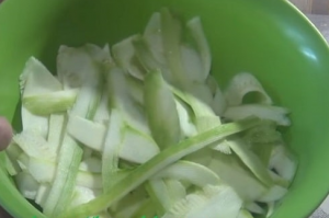 Salade de courgettes crues et oignons rouges