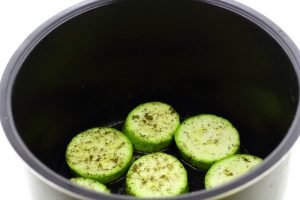 Zucchini sa isang mabagal na kusinilya na may keso