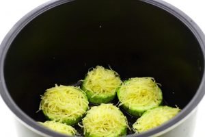 Courgettes dans une mijoteuse avec du fromage