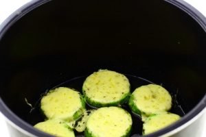 Courgettes dans une mijoteuse avec du fromage