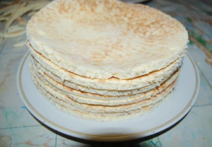 Gâteau dans une casserole avec du lait concentré