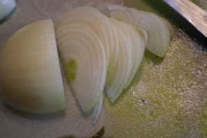 Salade d'algues, harengs et oignons marinés