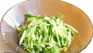 Salad na may kintsay ugat at mansanas