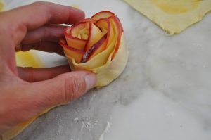 Ang mga rosas mula sa mga mansanas sa puff pastry