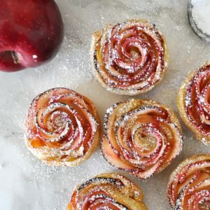 Ang mga rosas mula sa mga mansanas sa puff pastry