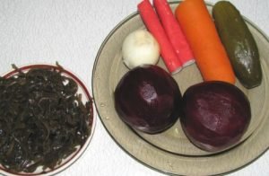 Salade de légumes aux algues et bâtonnets de crabe