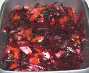 Salade de légumes aux algues et bâtonnets de crabe