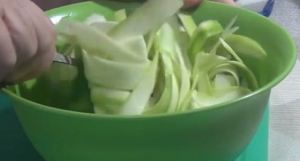 Raw zucchini at pulang sibuyas na salad