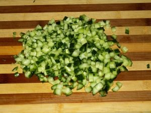 Ang salad na may mga crab sticks, mais at sariwang pipino