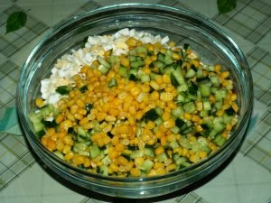 Salade aux bâtonnets de crabe, maïs et concombre frais