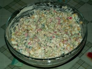 Salade aux bâtonnets de crabe, maïs et concombre frais