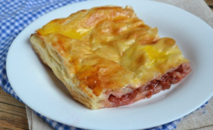 Puff pastry pie na may cherry