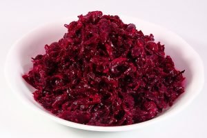 Beetroot salad na may halaman ng kwins