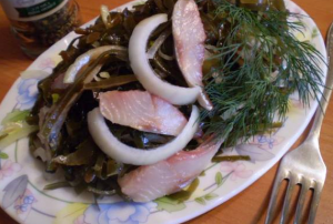 Salad ng damong-dagat, adobo na herring at sibuyas