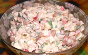 Bean Salad na may Crab Sticks