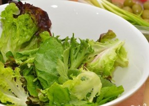 Salade de bâtonnets de crabe et d'ananas