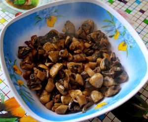 Salad na may Beans, Mushrooms at Rusks