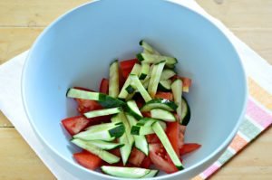 Ang gulay na salad na may repolyo ng Beijing, pipino, mga kamatis