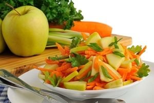 Piquant Salad na may Apple, Celery at Carrot