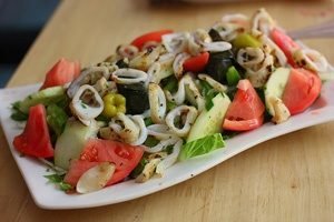 Lenten Salad na may Squid at Gulay