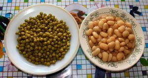 Salad na may Beans, Mushrooms at Rusks