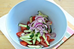 Ang gulay na salad na may repolyo ng Beijing, pipino, mga kamatis