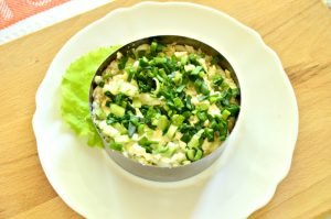 Salade aux bâtonnets de crabe, maïs et jambon