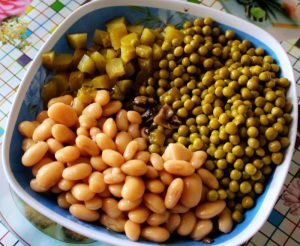 Salad na may Beans, Mushrooms at Rusks