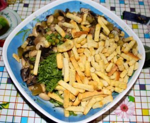 Salade de haricots, champignons et biscottes