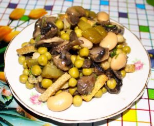 Salad na may Beans, Mushrooms at Rusks