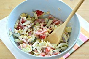 Salade de légumes au chou de Chine, concombre, tomates