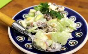 Celery Salad na may Apple at Nuts