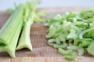 Salade de céleri et de champignons pour les foodists crus