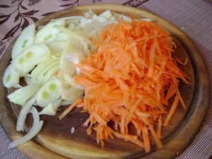 Ang salad na may Sardinas at Mga Stewed Gulay