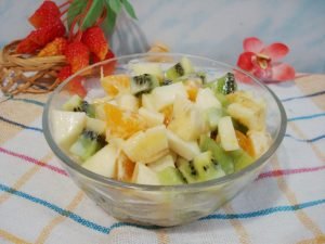 Prutas na salad na may condensed milk