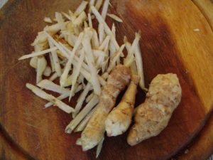 Bitamina salad ng repolyo, karot at Jerusalem artichoke