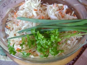 Salade vitaminée de chou, de carottes et de topinambour