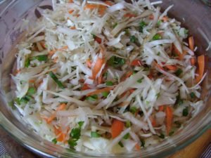 Salade vitaminée de chou, de carottes et de topinambour