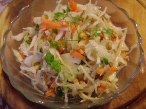 Bitamina salad ng repolyo, karot at Jerusalem artichoke