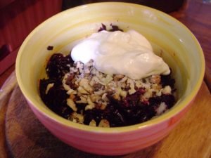 Salade de betteraves rouges aux noix, à l'ail et au blé